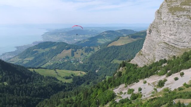 Parapente dans les Alpes Suisses en &eacute;t&eacute;, Survol Panoramique au drone du Lac L&eacute;man, Montreux Riviera, depuis les Rochers-de-Naye, Suisse