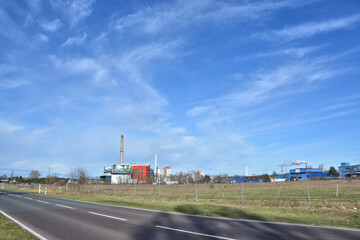 Landschaft vor Premnitz im Havelland mit Heizwerk