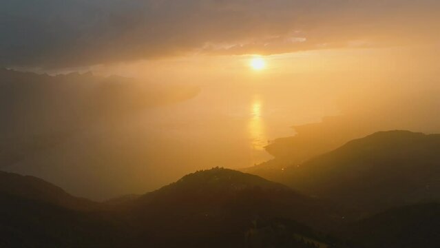 Coucher de soleil, Alpes Suisses, Survol Panoramique au Drone du Lac L&eacute;man, Montreux Riviera, depuis les Rochers-de-Naye, Suisse
