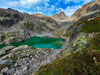 Obraz premium Panoramic Peaks: Lake and Mountain Trail, Chamonix, France