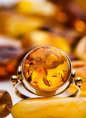 Echter Bernsteinschmuck mit einem Bernsteinring
