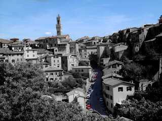 Città della Toscana con zone colorate in un ambiente bianco e nero