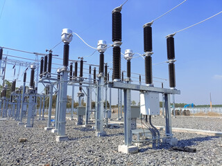 High voltage wire circuit pole