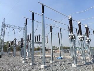 High voltage wire circuit pole