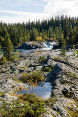 Am Kultsjöån Fluss in Schweden im Herbst