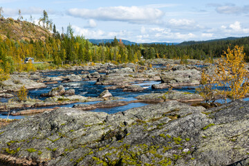 Fototapeta na wymiar Am Kultsjöån Fluss in Schweden im Herbst