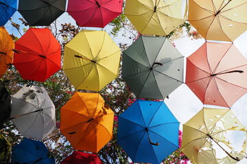 Regenschirme als urbane Streetart