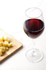 赤ワインのグラスとゴーダチーズ
