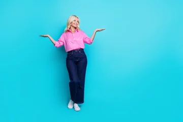 Foto op Plexiglas Full body photo of retired woman empty space scales dressed stylish pink smart casual clothes isolated on aquamarine color background © deagreez