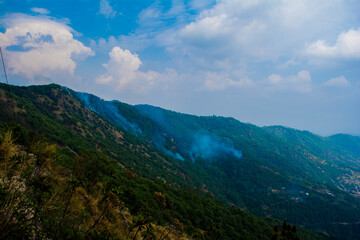 Obraz premium Beautiful Green Mountains and valleys of Lansdowne in the district of Garhwal, Uttarakhand. Lansdown Beautiful Hills. The beauty of nature on the hills of Uttrakhand.