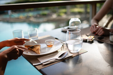 プールサイドで朝食を食べる親子の手元