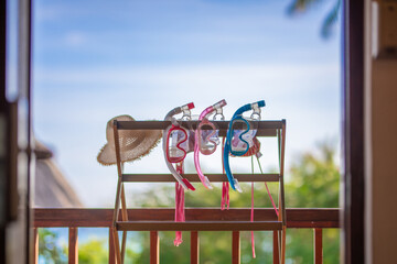 テラスに干されたシュノーケルと水着と麦わら帽子