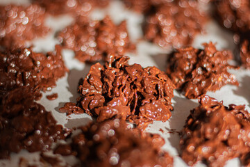 Fabrication rose des sables en chocolat