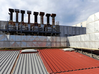 Impianto tecnico su Vecchio tetto di un edificio industriale in lamiera grecata