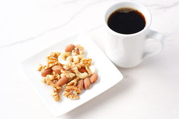 栄養たっぷりのミックスナッツと淹れたてで香りのよいコーヒー

