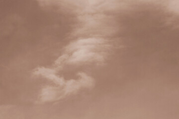 Eine sanfte weiche Wolkenlandschaft in Peach Fuzz
