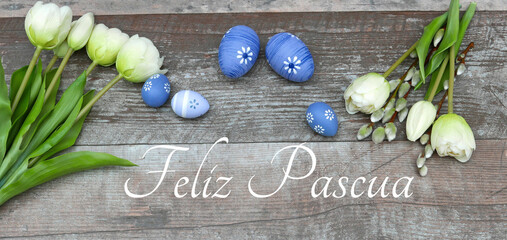 Tarjeta de felicitación de Pascua: Decoración de Pascua con flores y el texto Feliz Pascua.