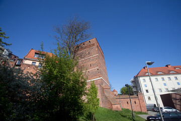 Krzywa wieża otoczona murem obronnym, Toruń, Poland