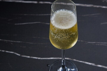 よく冷えたシャンパン（スパークリングワイン）のグラス
 - obrazy, fototapety, plakaty