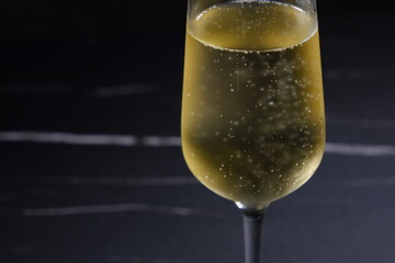 よく冷えたシャンパン（スパークリングワイン）のグラス
 - obrazy, fototapety, plakaty