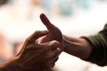 Handshake, zwei Personen im Business reichen sich die Hand während einem Meeting / Workshop im...
