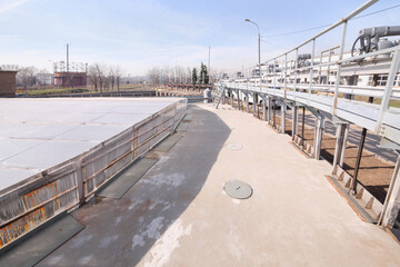 Receiving chamber, closed glass, water comes here straight from sewer