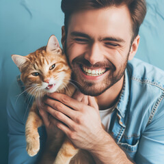 ragazzo sorridente con gatto felice - obrazy, fototapety, plakaty