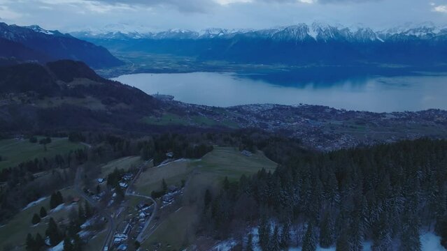 Lac L&eacute;man au Cr&eacute;puscule, Survol Panoramique au Drone, Montreux Riviera depuis Les Pl&eacute;iades, Alpes suisses, Suisse