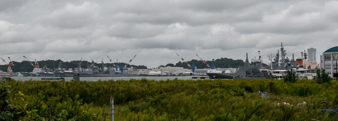 基地に停泊する軍艦が見える風景、米軍横須賀基地と海上自衛隊横須賀基地 - obrazy, fototapety, plakaty