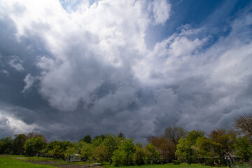 Krajobraz z chmurami burzowymi