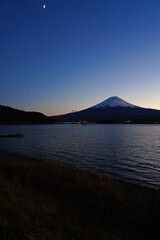 Sunset view of the snow-capped Mount Fuji in the fall in Lake Kawaguchi (Fujikawaguchiko), Japan