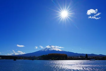 Fotobehang Day view of the snow-capped Mount Fuji in the fall in Lake Kawaguchi (Fujikawaguchiko), Japan © eqroy