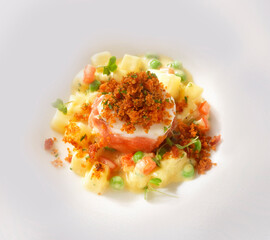 Lachstartar, fine dining, Frühlingszwiebeln, frischkäse, Crumble,
