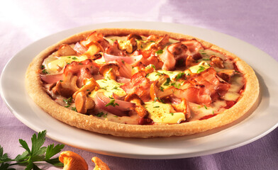Titelpizza, Pizza, Bacon, Pfifferlinge, Italien, isoliert,