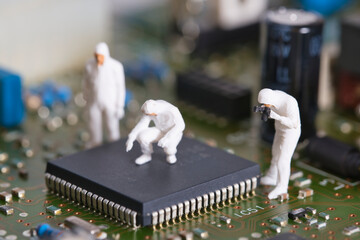 ein Techniker team mit weißen anzügen steht auf einem elektronischen Bauteil, Fotografie von Miniaturfiguren , nahansicht 