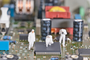 ein Techniker team mit weißen anzügen steht auf einem elektronischen Bauteil, Fotografie von...