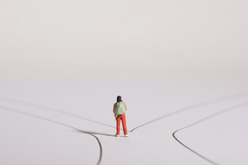 ein reisender steht vor einer wegverzweigung und überlegt in welche richtung der richtige weg ist,...