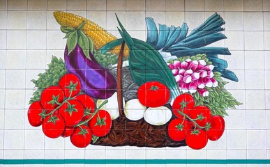 Joli carrelage mosaïque sur le mur d'un marché représentant un panier en osier remplit de...