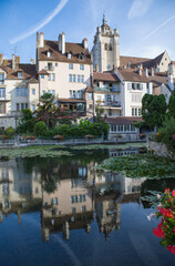 Fototapeta na wymiar Dole ou la petite Venise du Jura est une ville classée Cité d'Art et d'Histoire, patrie de Pasteur le long des doubs et de l'eurovelo 6 et du canal des Tanneurs