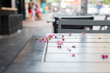 Mesa de bar con flores rosas