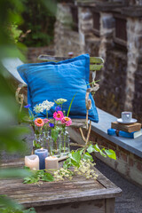 Popołudniowy letni wypoczynek w ogrodzie z książką i herbatą. - obrazy, fototapety, plakaty