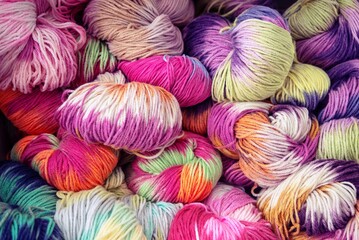 Close-up de ovillos de lana coloridos - obrazy, fototapety, plakaty