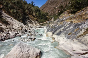 Photo sur Plexiglas Cho Oyu Fast moving rapids of the Dudh Kosi river originating from the Khumbu and Cho Oyu glaciers seen here in a scenic valley setting on the Everest Base Camp trek near Tengboche,Nepal