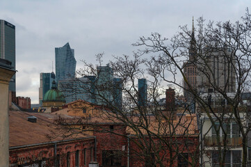 Widok na centrum Warszawy z najważniejszymi budynkami stolicy. Pałac Kultury jak i kościół a w tle budynki biurowe © smoku7979