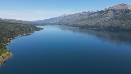 Fototapeta na wymiar entrando al lago con montañas de fondo