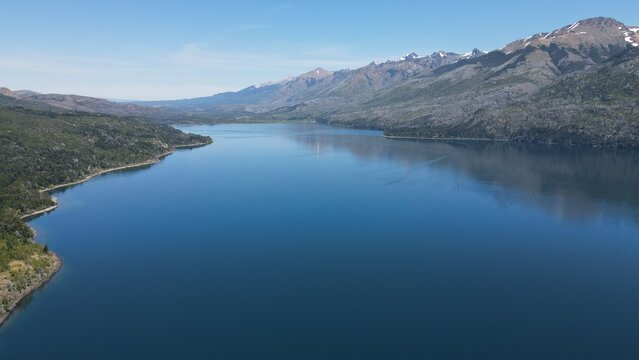 entrando al lago con montañas de fondo © Cashat