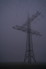Strommast in Nebel gehüllt