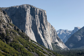 Blick auf El Capitan und Half Dome im Yosemite Valley an einem klaren Morgen im Yosemite National Park