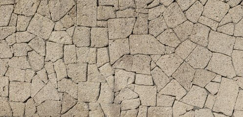 Textura de muro con piedra porosa color beige, de cerca