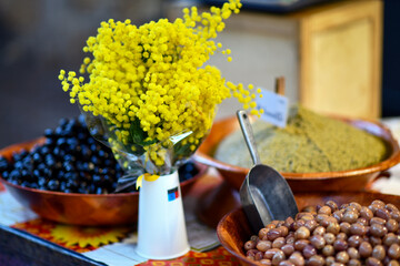 Oliven am Marktstand in Annecy, Frankreich 